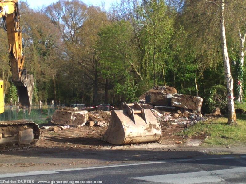 Pendant : deux pelles et beaucoup
d\'ornières