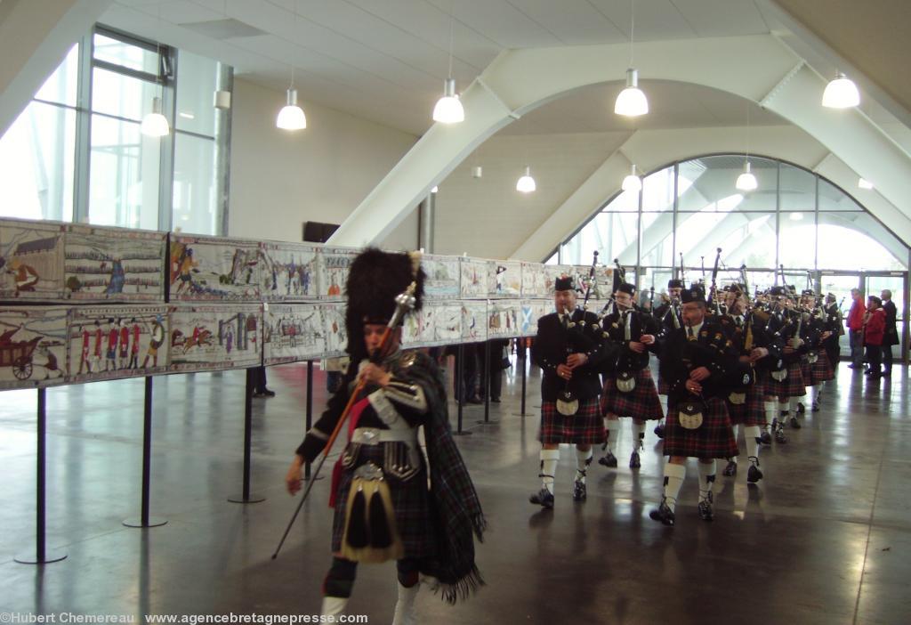 Le pipe band Askol ha Brug inaugure en
musique la tapisserie