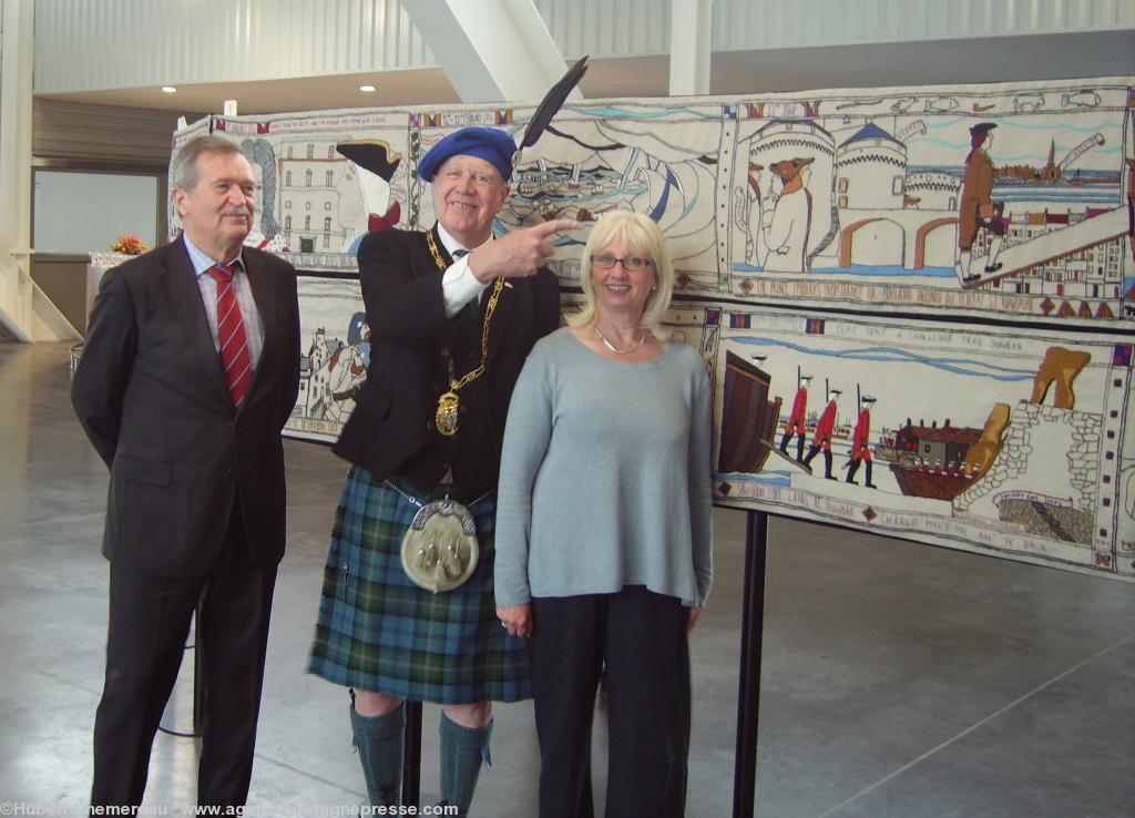 - en compagnie du maire de
Pornichet et d\'une des brodeuses
écossaises Gordon indique la direction
de St-Nazaire en montrant la tapisserie
relatant le passage de Bonnie Prince
Charlie en 1745 à Saint-Nazaire