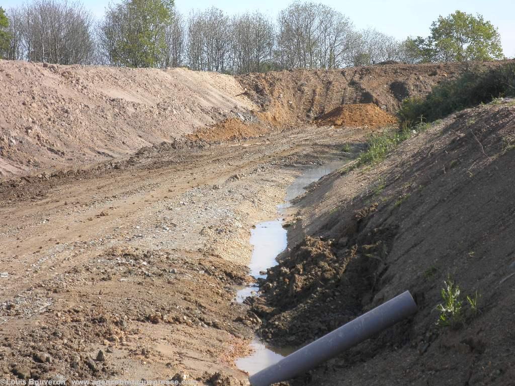 La digue est à droite l\'étang trois
mètres en dessous. Que s\'agit-il de
conforter ? La digue est à droite l\'étang trois
mètres en dessous. Que s\'agit-il de
conforter ?