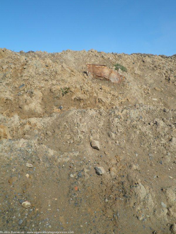 Des ferrailles font saillies des talus. Des ferrailles font saillies des talus.