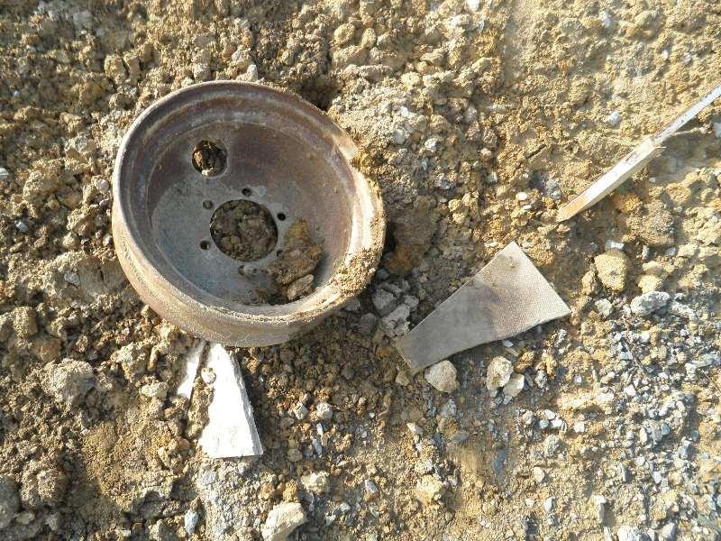 Ici ce sont des ferrailles et une plaque
de fibrociment amianté qui gisent. Ici ce sont des ferrailles et une plaque
de fibrociment amianté qui gisent.