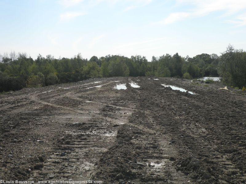 Le haut du tas témoigne d\'une activité de
dépôt quotidienne. Le haut du tas témoigne d\'une activité de
dépôt quotidienne.