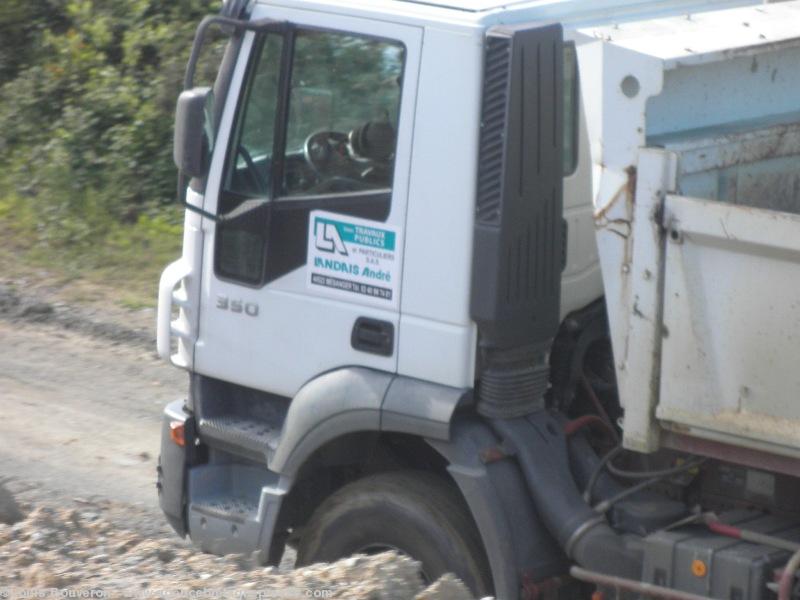 Un camion de l\'entreprise Landais vient
déverser un tas de plus. Un camion de l\'entreprise Landais vient
déverser un tas de plus.