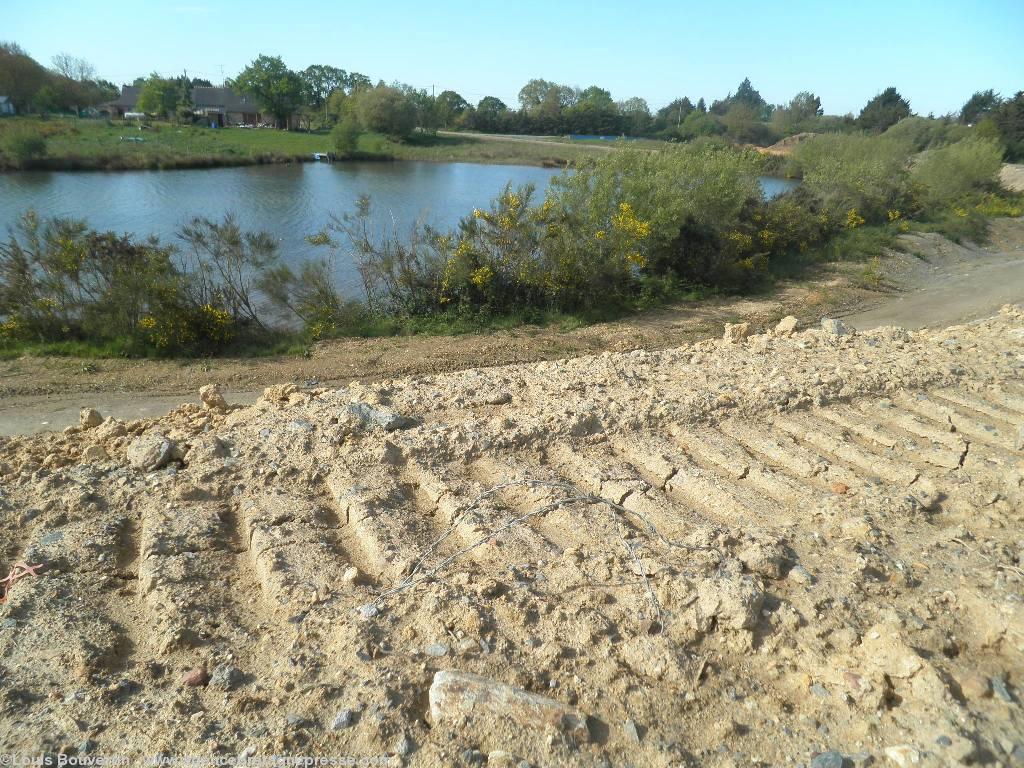 Du barbelé émerge de la butte. Du barbelé émerge de la butte.