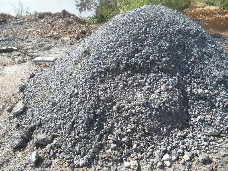 Un tas d\'enrobé (goudron) et de graviers
mélangé n\'est pas encore caché sous la
terre. Un tas d\'enrobé (goudron) et de graviers
mélangé n\'est pas encore caché sous la
terre.