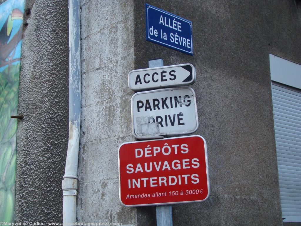 <b>150 à 3.000 euros</b>. Voilà ce qu\'il en coûterait aux particuliers qui se permettent des \"Dépôts sauvages\" dans un coin reculé de Rezé - s\'ils étaient pris. Photo du 6 mai prise en pensant à l\'article de Louis Bouveron ! <b>150 à 3.000 euros</b>. Voilà ce qu\'il en coûterait aux particuliers qui se permettent des \"Dépôts sauvages\" dans un coin reculé de Rezé - s\'ils étaient pris. Photo du 6 mai prise en pensant à l\'article de Louis Bouveron !