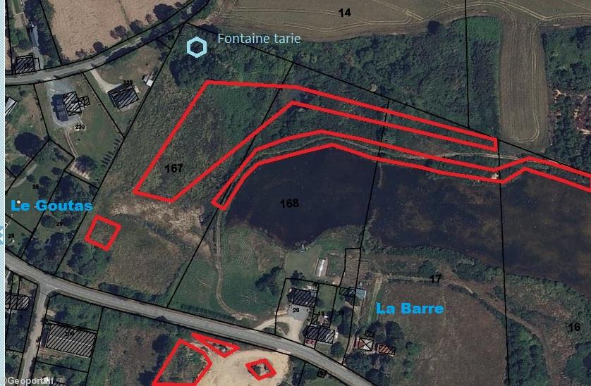 Vue du site et emplacements des dépots
de déblais en rouge. La parcelle 167
appartient à la fille du propriétaire.
Elle s\'estime spoliée de son bien
disparu sous le tas de terre. Vue du site et emplacements des dépots
de déblais en rouge. La parcelle 167
appartient à la fille du propriétaire.
Elle s\'estime spoliée de son bien
disparu sous le tas de terre.