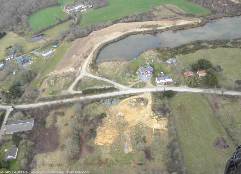 Le site est bordé d\'habitations : plus de
100 riverains en subissent quotidiennement
les nuisances. Le site est bordé d\'habitations : plus de
100 riverains en subissent quotidiennement
les nuisances.