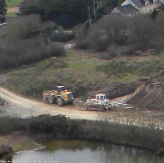 Les engins de chantier du groupe Landais
prises depuis un ULM en 2012. Les engins de chantier du groupe Landais
prises depuis un ULM en 2012.