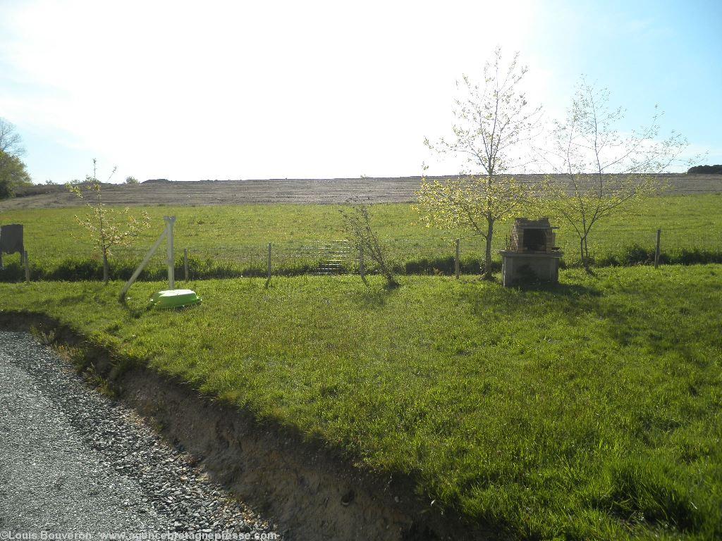 Le grand tas de terre surplombe le hameau
du Goutas. Le grand tas de terre surplombe le hameau
du Goutas.