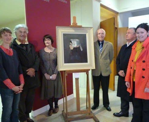 De gauche à droite: Céline Guern
Michel Philippe Françoise Daniel
conservateur du musée de Brest Bernard
Le Floc\'h 1er vice-président de
l\'Institut Culturel de Bretagne Docteur
Descourt président de la société pour
l\'étude de l\'oeuvre de Désiré Lucas
Gaëlle Abily adjointe au maire de Brest.