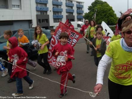 Les élèves de l\'école Diwan de St Nazaire lors de la Redadeg de 2010