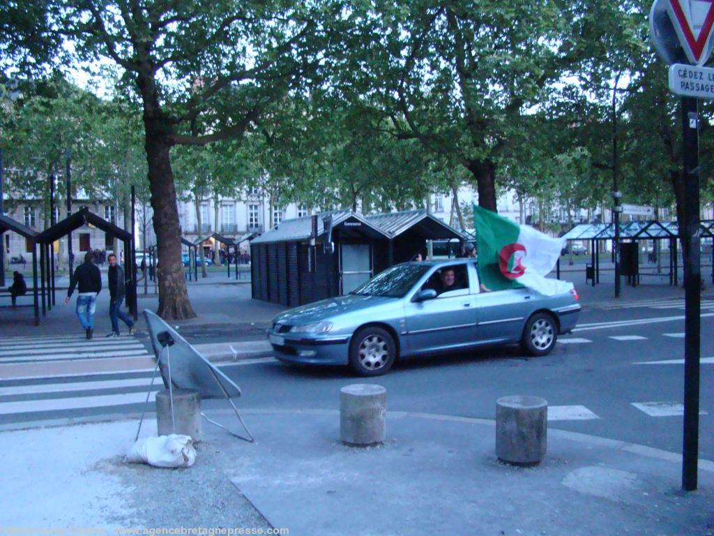 21 h 22. Drapeau algérien et... klaxon.