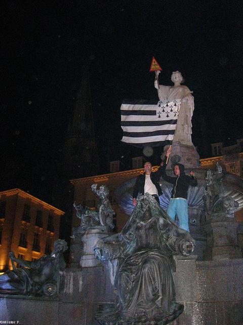 <i>Gwenn ha Du</i> sur la fontaine de la place Royale le 6 mai vers 23 h. Par Mister F. Sur le site de Flickr.com. Creative Commons.