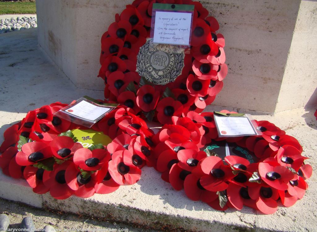Les couronnes de <i>Poppies</i> artificiels (coquelicots) déposées le 27 mars 2012 au cimetière militaire de La Baule la veille de l\'anniversaire de l\'Opération Chariot à Saint-Nazaire par les Britanniques venus à la commémoration.