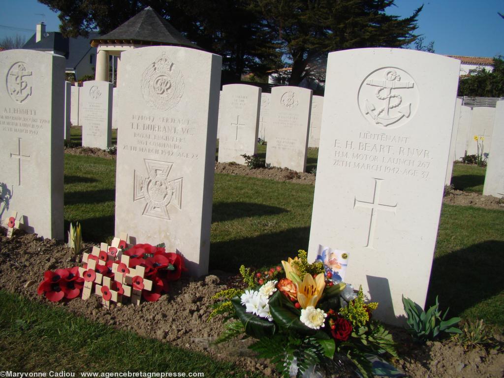 Petites croix en carton avec le poppy déposées le 27 mars 2012 au cimetière militaire de La Baule sur les tombes des soldats. La veille de l\'anniversaire de l\'Opération Chariot à Saint-Nazaire. Par les Britanniques venus à la commémoration soit en sympathisants soit en amis ou descendants... <i>“relatives”</i>...