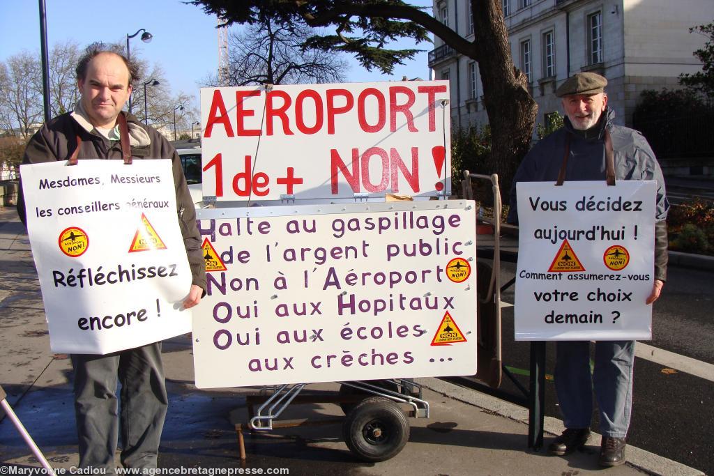 <b>Il semble bien loin le temps des premières mobilisations chaque jour devant l\'hôtel du Département d\'une poignée de militants en <i>vigilance</i> à tour de rôle. Depuis octobre 2008. Photo du 5 décembre 2008.</b>