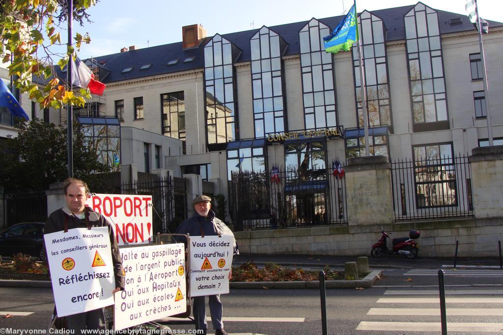 <b>Oui devant l\'hôtel du Département de Loire-Atlantique. Reconnaissable à son <i>Gwenn ha Du</i>. 5 décembre 2008.</b>