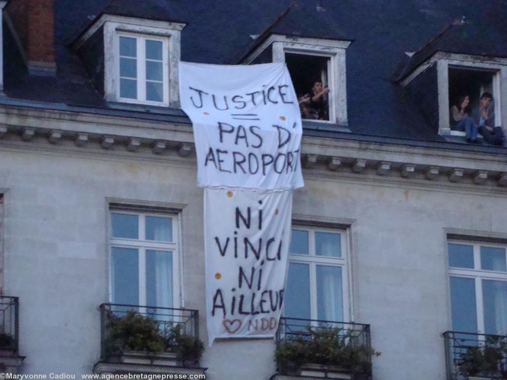 <b>Le rejet d\'aéroport peint sur deux draps place Royale à Nantes. Photo du 6 mai 2012.</b>