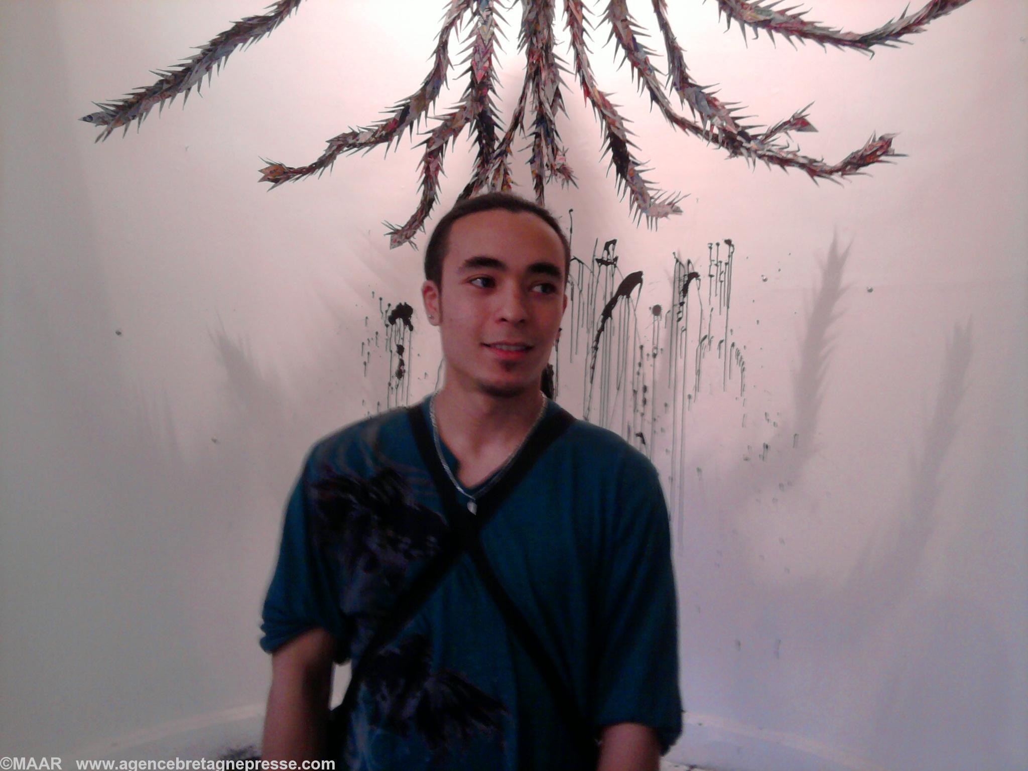 Mathieu Onuki sous la guirlande symbole
des victimes de la bombe Mathieu Onuki sous la guirlande symbole
des victimes de la bombe