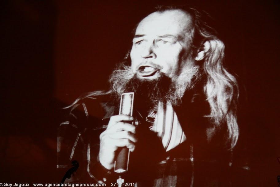 <b><i>Glenmor Disuj Glenmor l\'insoumis</i>. Une des photos de fond de scène.</b>