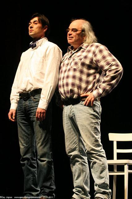<b><i>Glenmor Disuj Glenmor l\'insoumis</i>. Bob Simon de <i>Strollad ar vro Bagan</i> est Glenmor (à dr.) et Yann-Edern Jourdan qui joue 2 rôles est Xavier Grall dans cette partie du spectacle. Photo © Guy Jégoux à Pontivy pour Agence Bretagne Presse.</b>
