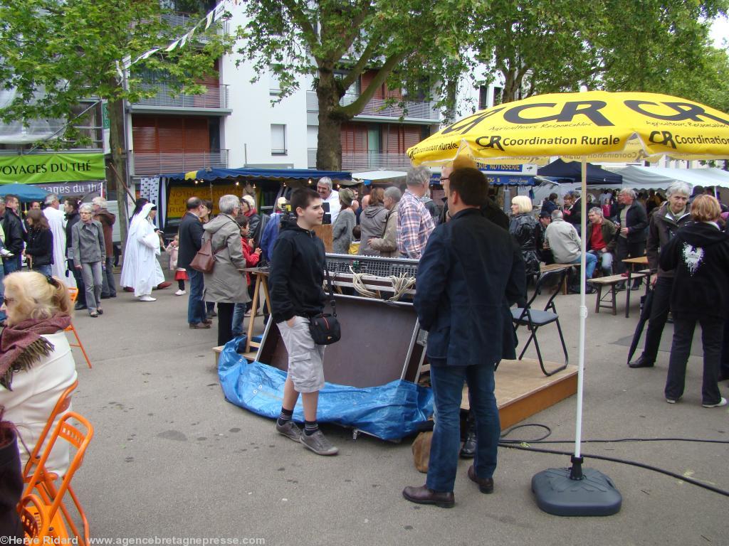 <b>Présentation</b>. 15 h : les bâches bleues sont repliées. Le public est sorti des abris et discute pendant le concert de Guilwenn. Les druides attendent leur tour. <b>Présentation</b>. 15 h : les bâches bleues sont repliées. Le public est sorti des abris et discute pendant le concert de Guilwenn. Les druides attendent leur tour.