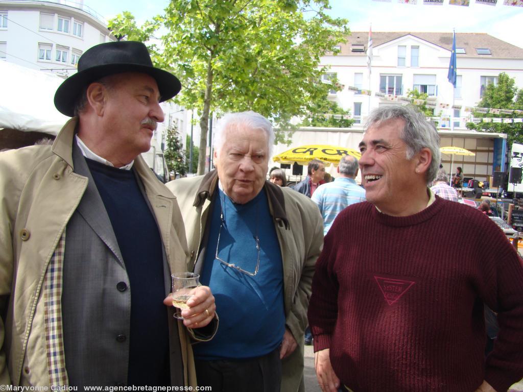 <b>Rencontres</b>. Per-Vari Kerloc’h le grand druide en civil fait connaissance des deux présidents de Bretagne Réunie : Jean-François Le Bihan (après Paul Loret) et Jean-Yves Bourriau (avant Paul Loret). <b>Rencontres</b>. Per-Vari Kerloc’h le grand druide en civil fait connaissance des deux présidents de Bretagne Réunie : Jean-François Le Bihan (après Paul Loret) et Jean-Yves Bourriau (avant Paul Loret).