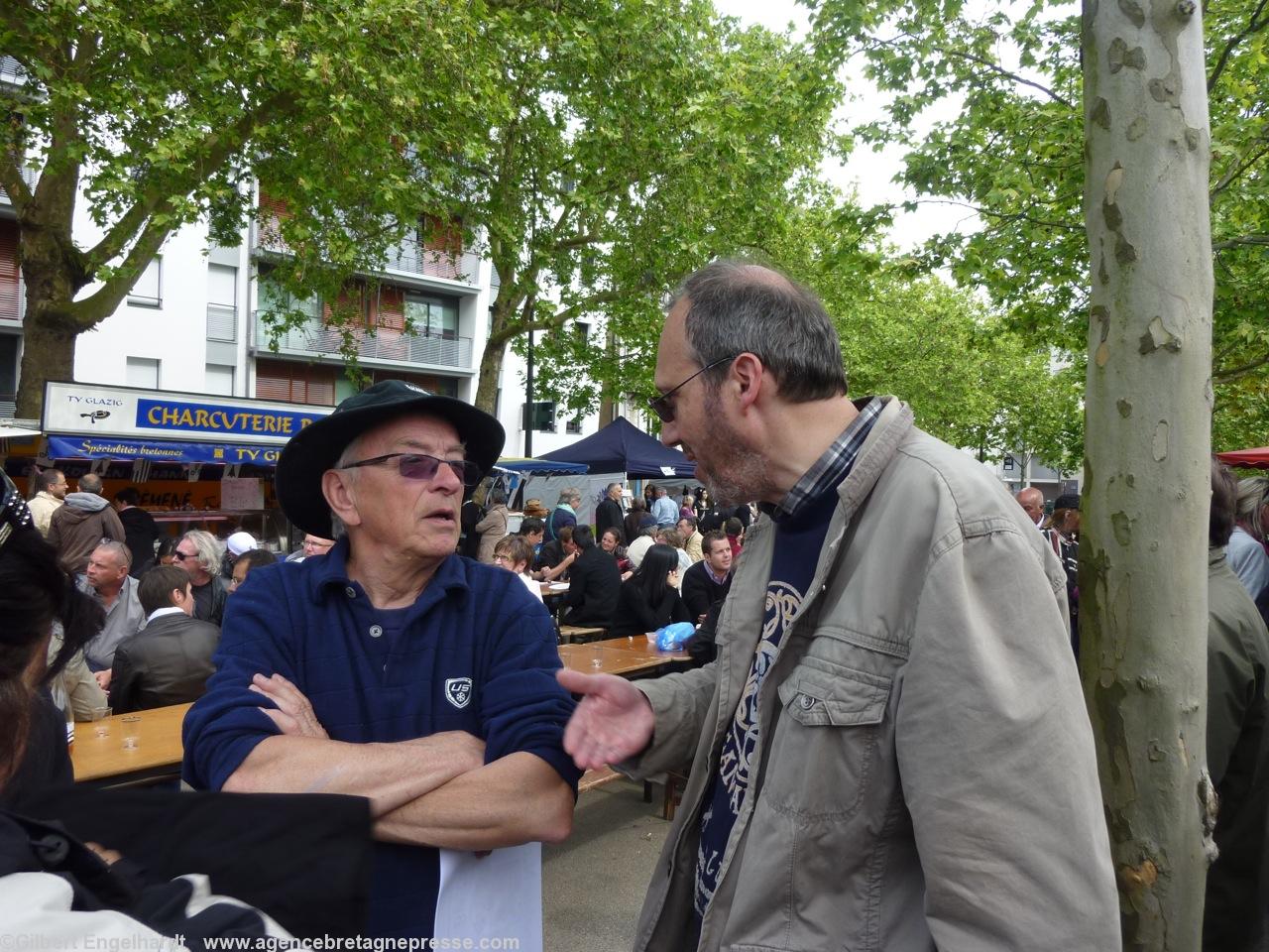 <b>Rencontres</b>. André Corlay de <i>Bretagne Réunie vignoble</i> et Hubert Chémereau de Saint-Nazaire. <b>Rencontres</b>. André Corlay de <i>Bretagne Réunie vignoble</i> et Hubert Chémereau de Saint-Nazaire.