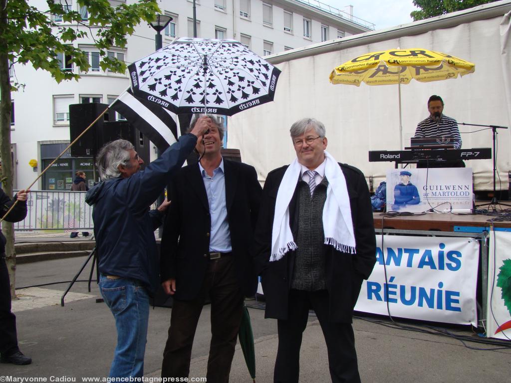 <b>Rencontres</b>. Franck Nicollon adjoint au maire de Clisson et candidat écologiste aux législatives rencontre Alan-Erwan Coraud maire de La Remaudière (ABP12754) candidat du Centre pour la France. <b>Rencontres</b>. Franck Nicollon adjoint au maire de Clisson et candidat écologiste aux législatives rencontre Alan-Erwan Coraud maire de La Remaudière (ABP12754) candidat du Centre pour la France.