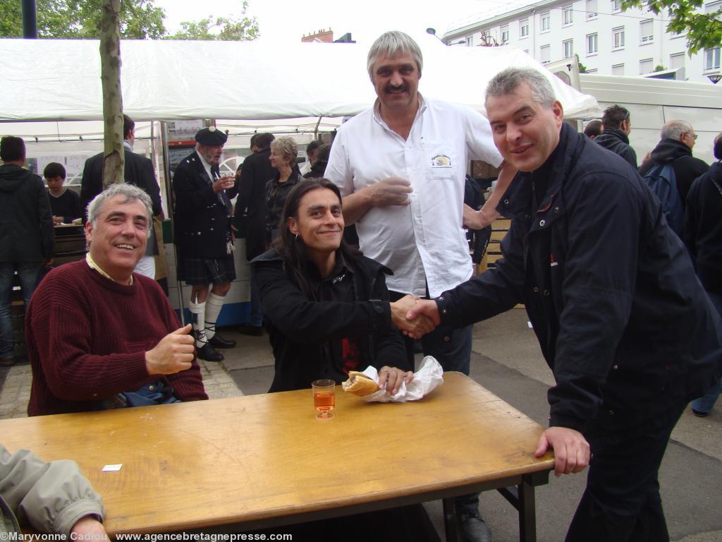 <b>Rencontres</b>. Après le rituel les vignerons (Chéneau et Chon) remercient les druides vers 15 h 30. <b>Rencontres</b>. Après le rituel les vignerons (Chéneau et Chon) remercient les druides vers 15 h 30.