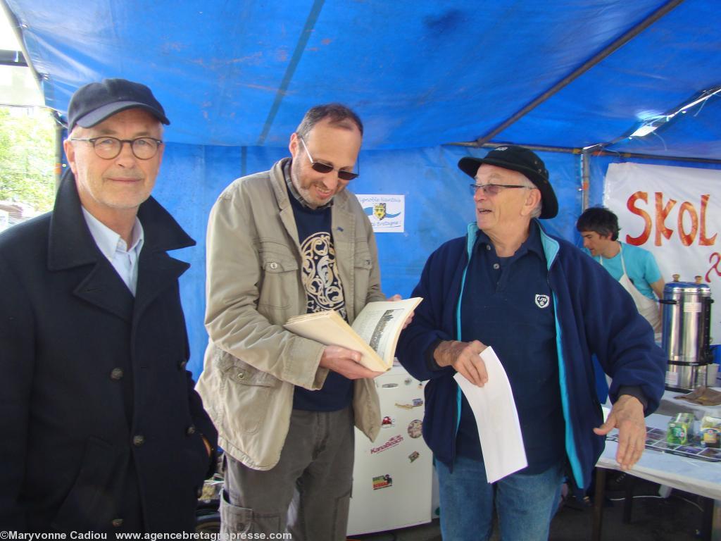 <b>Rencontres</b>. Hubert Chémereau et André Corlay regardent un beau livre rare – <i>Images bretonnes</i> de 1946 en édition limitée sur papier de chiffon – apporté par Gilbert Enghelhardt (ABP). <b>Rencontres</b>. Hubert Chémereau et André Corlay regardent un beau livre rare – <i>Images bretonnes</i> de 1946 en édition limitée sur papier de chiffon – apporté par Gilbert Enghelhardt (ABP).