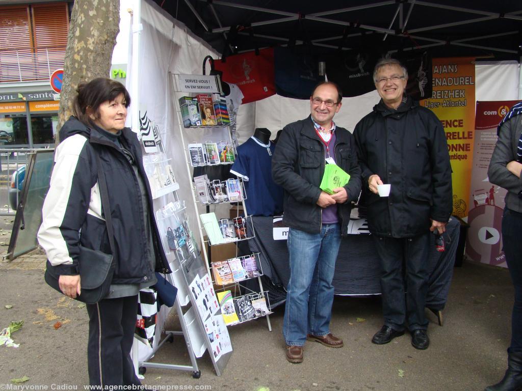 <b>Rencontres</b>. Au stand partagé par MissBreizh et Agence culturelle Bretonne de Loire-Atlantique : Gwenola militante de Saint-Nazaire ; Yves Averty directeur de l’Agence et Patrick Lecat porte-parole pour l’école Diwan de Saint-Nazaire. <b>Rencontres</b>. Au stand partagé par MissBreizh et Agence culturelle Bretonne de Loire-Atlantique : Gwenola militante de Saint-Nazaire ; Yves Averty directeur de l’Agence et Patrick Lecat porte-parole pour l’école Diwan de Saint-Nazaire.