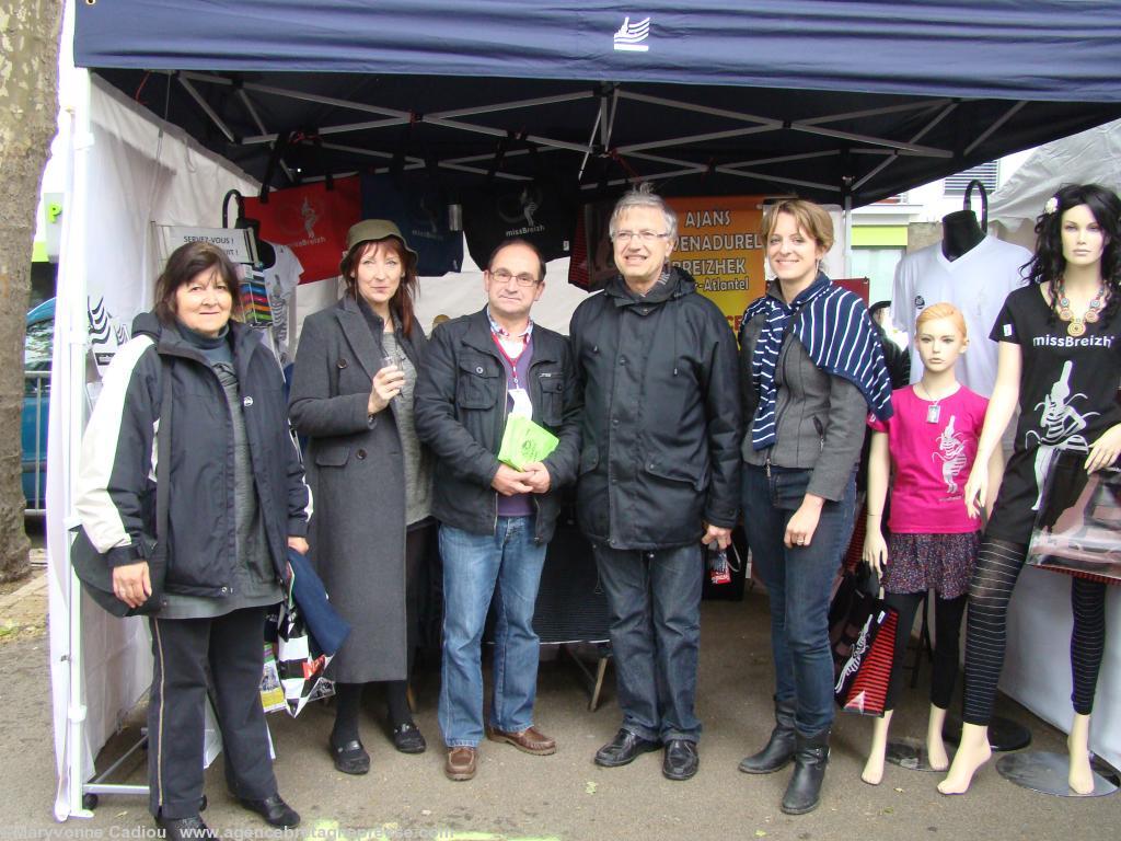 <b>Rencontres</b>. Au stand partagé par MissBreizh et Agence culturelle Bretonne de Loire-Atlantique qui vient s’ajouter ? Maïwenn à droite et Claudie Poirier (2e à gauche) <b>Rencontres</b>. Au stand partagé par MissBreizh et Agence culturelle Bretonne de Loire-Atlantique qui vient s’ajouter ? Maïwenn à droite et Claudie Poirier (2e à gauche)