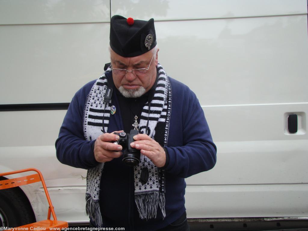 <b>Rencontres</b>. On a eu peine à le reconnaître le militant fidèle. On connaissait plus son chapeau à guides et son t-shirts Résistant breton façon Paysan Breton ! <b>Rencontres</b>. On a eu peine à le reconnaître le militant fidèle. On connaissait plus son chapeau à guides et son t-shirts Résistant breton façon Paysan Breton !