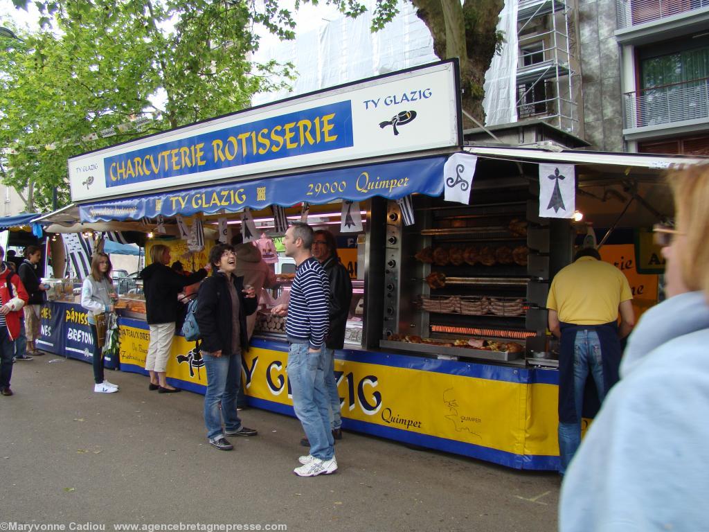 <b>Stands</b>. La maison <i>Ty Glazik</i> venue de Kemper avec son camion rôtisserie tout-en-un pour les marchés. <b>Stands</b>. La maison <i>Ty Glazik</i> venue de Kemper avec son camion rôtisserie tout-en-un pour les marchés.