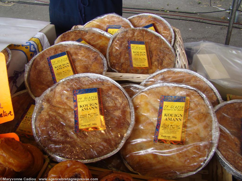 <b>Stands</b>. La maison <i>Ty Glazik</i>. Ses kouign amann. <b>Stands</b>. La maison <i>Ty Glazik</i>. Ses kouign amann.