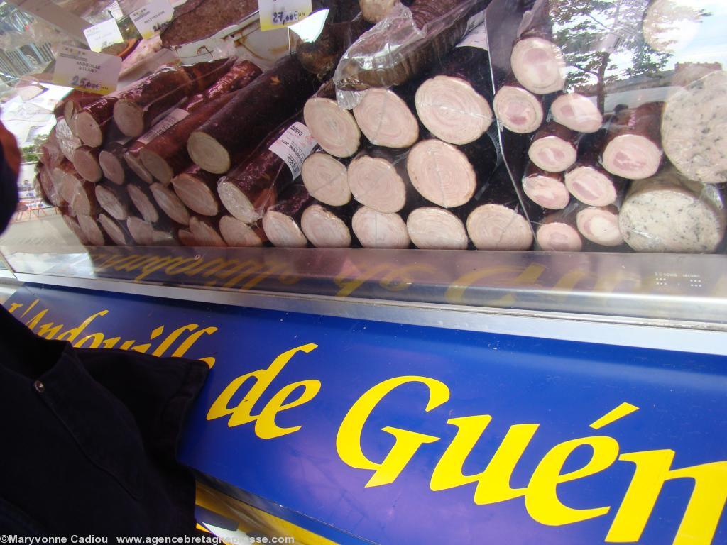 <b>Stands</b>. La maison <i>Ty Glazik</i>. Les andouilles dont celle de Guémené (sur-Scorff) qui est roulée. <b>Stands</b>. La maison <i>Ty Glazik</i>. Les andouilles dont celle de Guémené (sur-Scorff) qui est roulée.