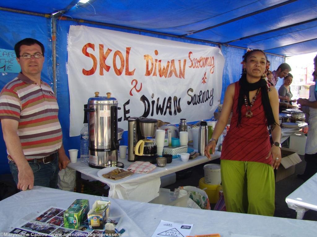 <b>Stands</b>. École Diwan Savenay avec Anne-Claire présidente du Comité de soutien. Bretonnante du Léon elle travaille à l’ACB à Nantes avec Yves Averty. <b>Stands</b>. École Diwan Savenay avec Anne-Claire présidente du Comité de soutien. Bretonnante du Léon elle travaille à l’ACB à Nantes avec Yves Averty.