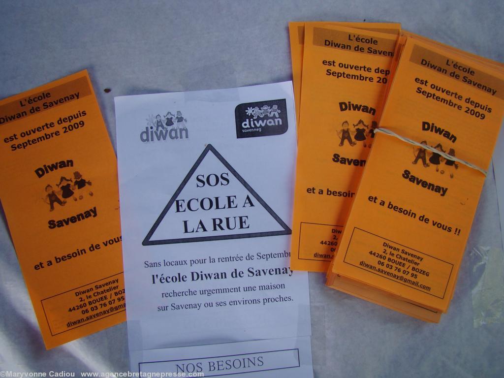 <b>Stands</b>. École Diwan Savenay le SOS au stand et les prospectus distribués. <b>Stands</b>. École Diwan Savenay le SOS au stand et les prospectus distribués.