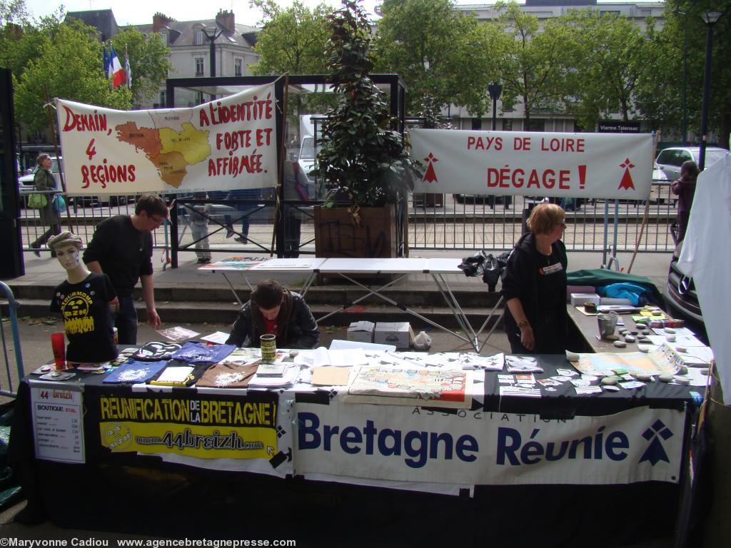 <b>Stands</b>. <i>44=Breizh</i> et <i>Bretagne Réunie</i>. <b>Stands</b>. <i>44=Breizh</i> et <i>Bretagne Réunie</i>.
