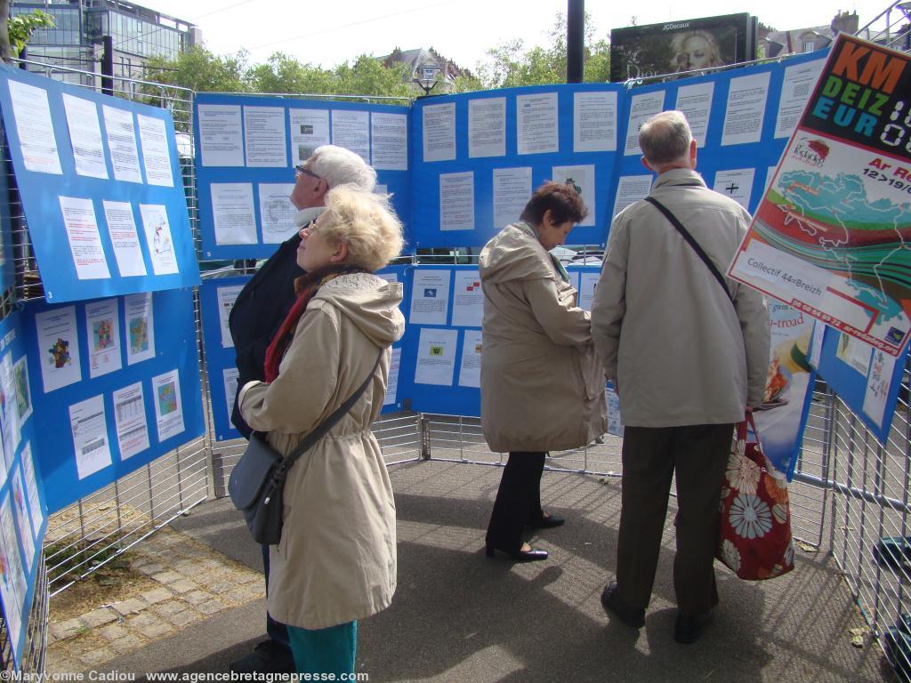 <b>Stands</b>. <i>Bretagne Réunie</i> et l’exposition créée par le Comité vignoble nantais. <b>Stands</b>. <i>Bretagne Réunie</i> et l’exposition créée par le Comité vignoble nantais.