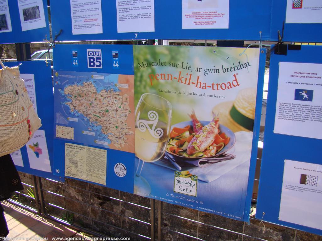 <b>Stands</b>. Dans l\'exposition de <b>Stands</b>. Exposition <i>Bretagne réunie</i> une pièce rare. Une affiche des années 70 retrouvée dans un grenier du vignoble ! Photo ici à Clisson en septembre 2010. <b>Stands</b>. Dans l\'exposition de <b>Stands</b>. Exposition <i>Bretagne réunie</i> une pièce rare. Une affiche des années 70 retrouvée dans un grenier du vignoble ! Photo ici à Clisson en septembre 2010.