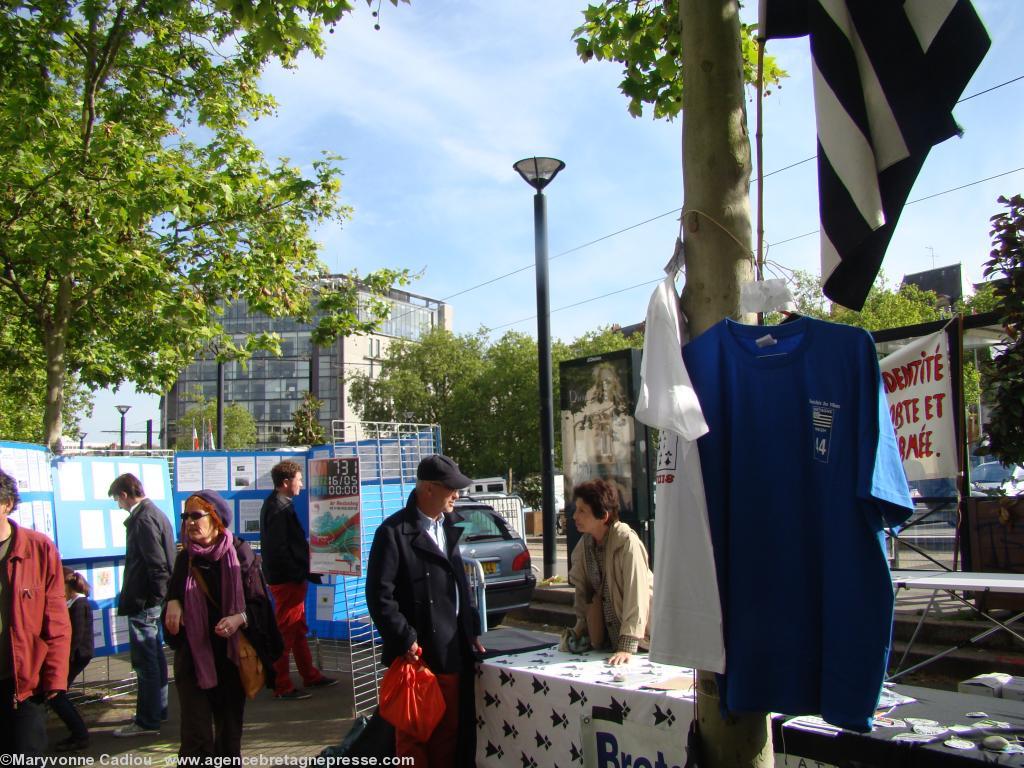 <b>Stands</b>. <i>Bretagne réunie</i> et ses t-shirts “de la réunification” ou “plaque”. 19 h remballage partiel. <b>Stands</b>. <i>Bretagne réunie</i> et ses t-shirts “de la réunification” ou “plaque”. 19 h remballage partiel.