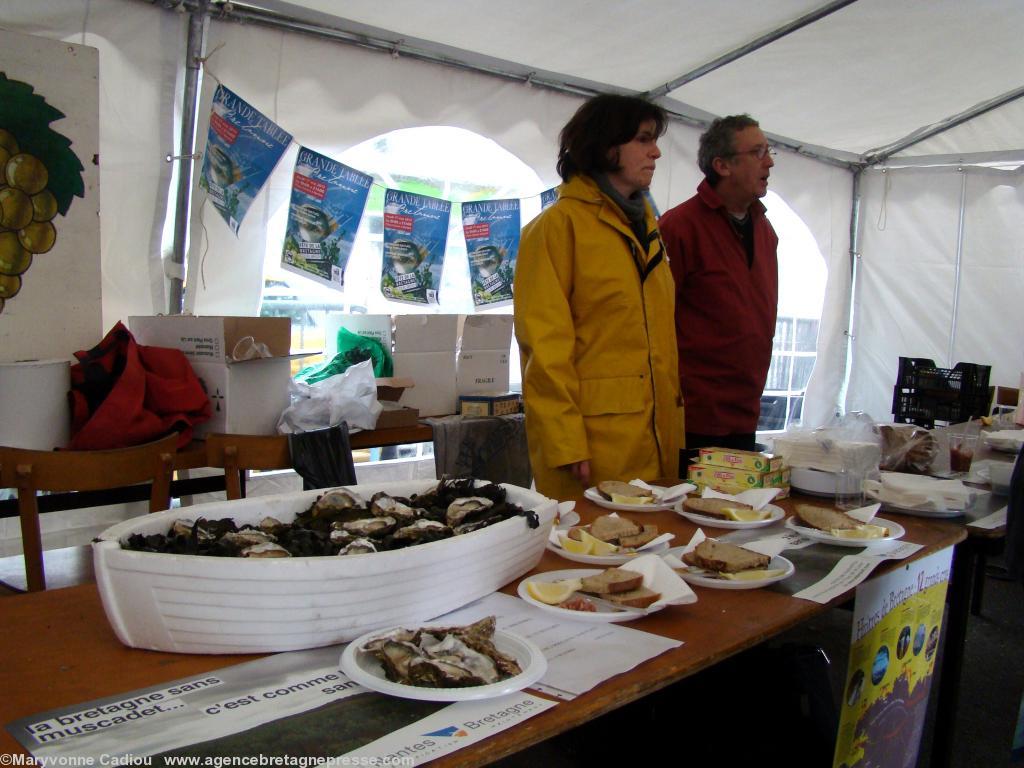 <b>Stands</b>. Dans le grand stand : les vins Chon proposaient des huîtres de Carnac. C'est un de leurs clients réguliers du marché à Nantes qui les leur avait apportées ! <b>Stands</b>. Dans le grand stand : les vins Chon proposaient des huîtres de Carnac. C'est un de leurs clients réguliers du marché à Nantes qui les leur avait apportées !