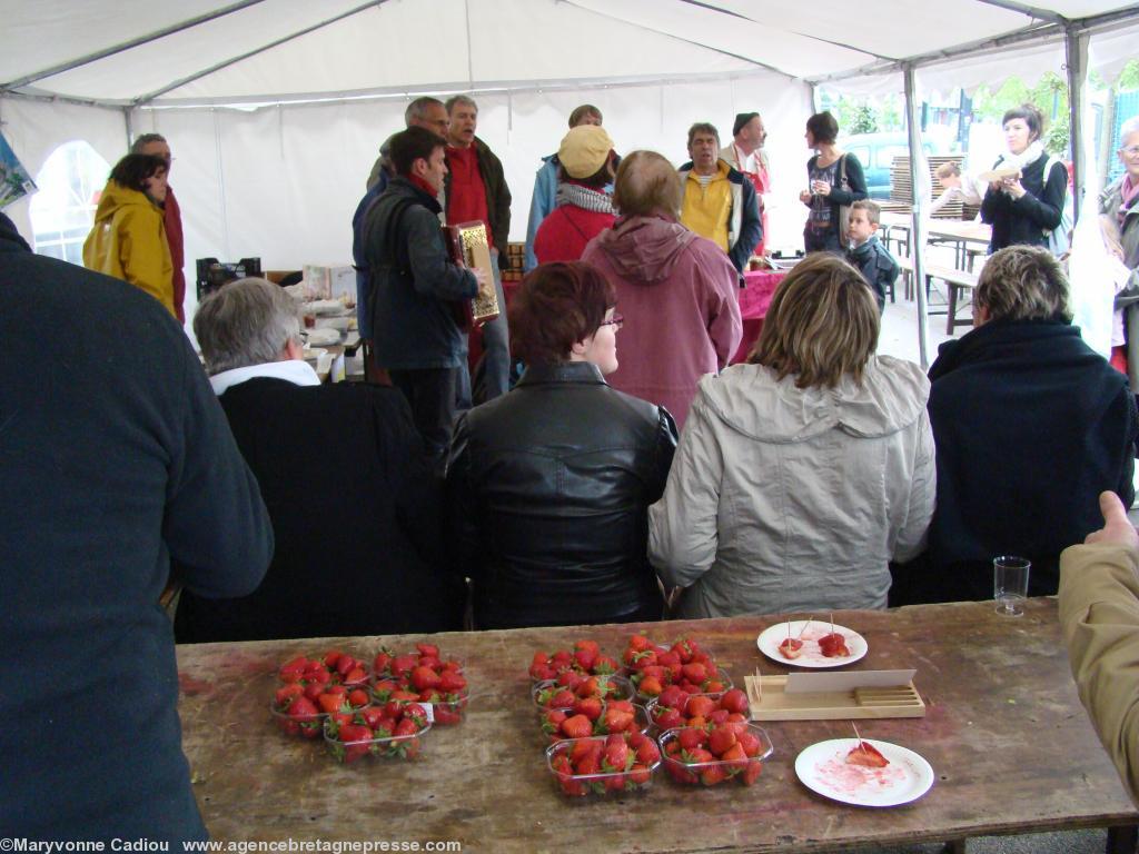 <b>Stands</b>. Dans le grand stand des fraises du Loroux-Bottereau. <b>Stands</b>. Dans le grand stand des fraises du Loroux-Bottereau.
