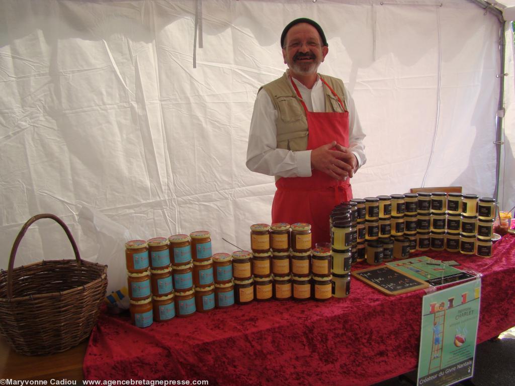 <b>Stands</b>. Dans le grand stand l’artisan confiturier du Loroux-Bottereau Philippe Charlet plein d’imagination. <b>Stands</b>. Dans le grand stand l’artisan confiturier du Loroux-Bottereau Philippe Charlet plein d’imagination.