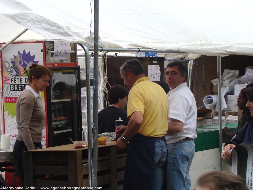 <b>Stands des vignerons</b>. Chéneau. <b>Stands des vignerons</b>. Chéneau.