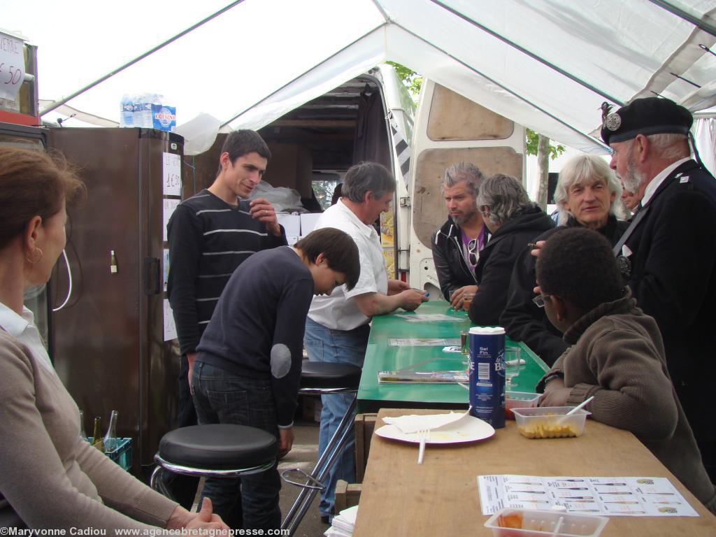 <b>Stands des vignerons</b>. Chéneau. <b>Stands des vignerons</b>. Chéneau.